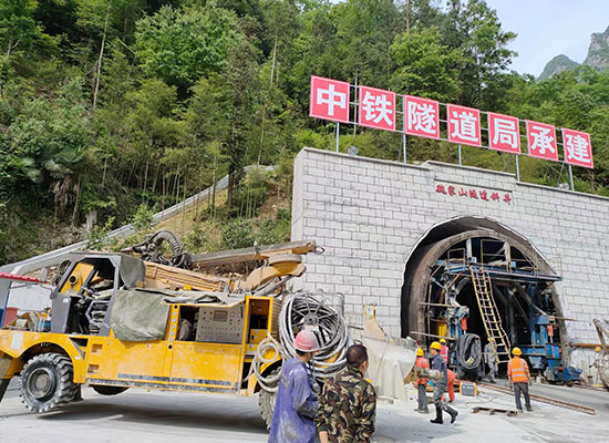 中鐵隧道局混凝土濕噴臺車施工現(xiàn)場